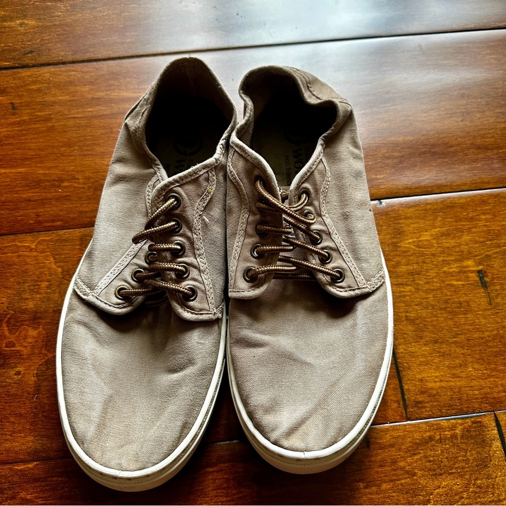 Natural World men's tan casual canvas shoes 9